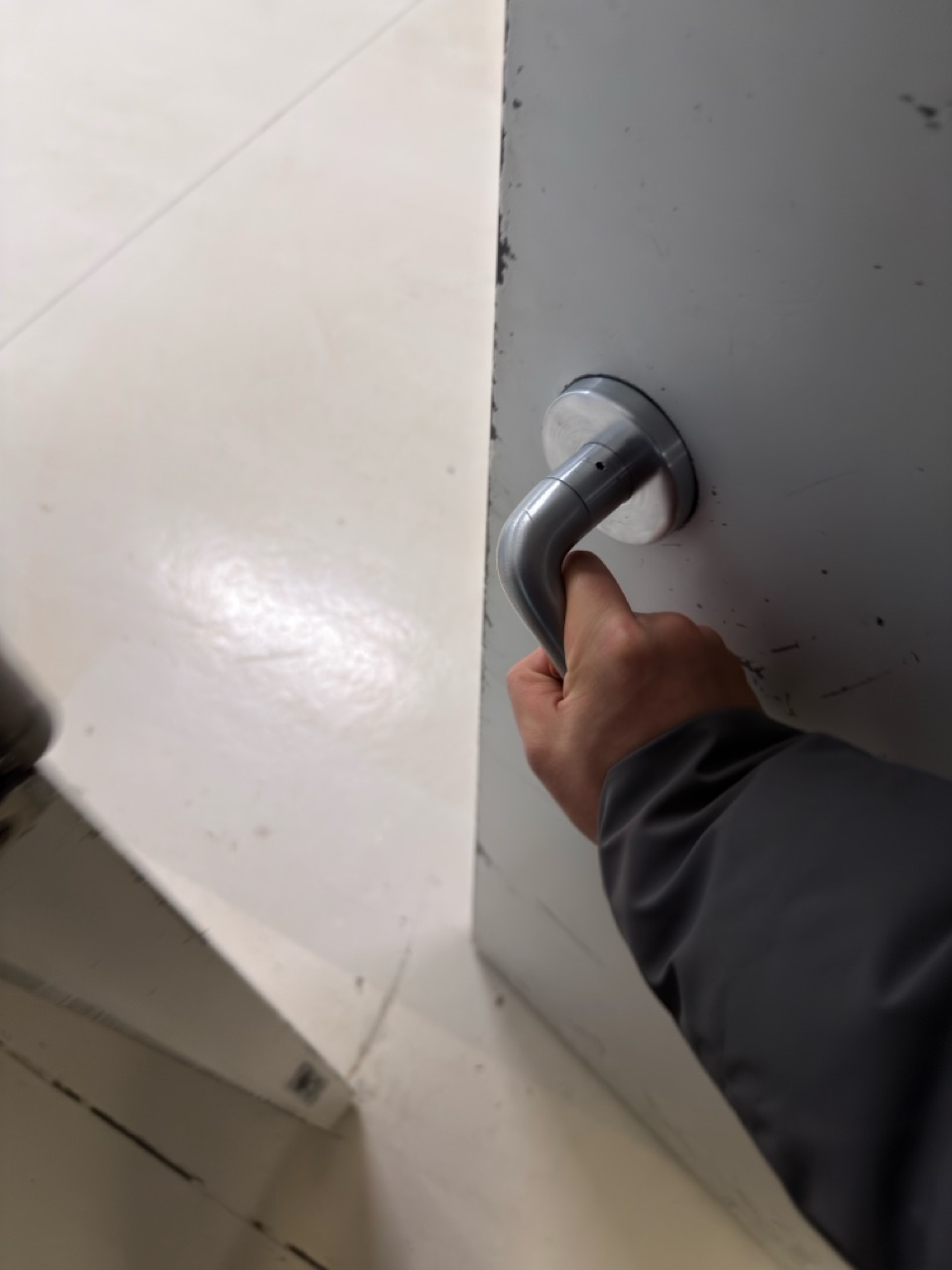 Door handle can open a door