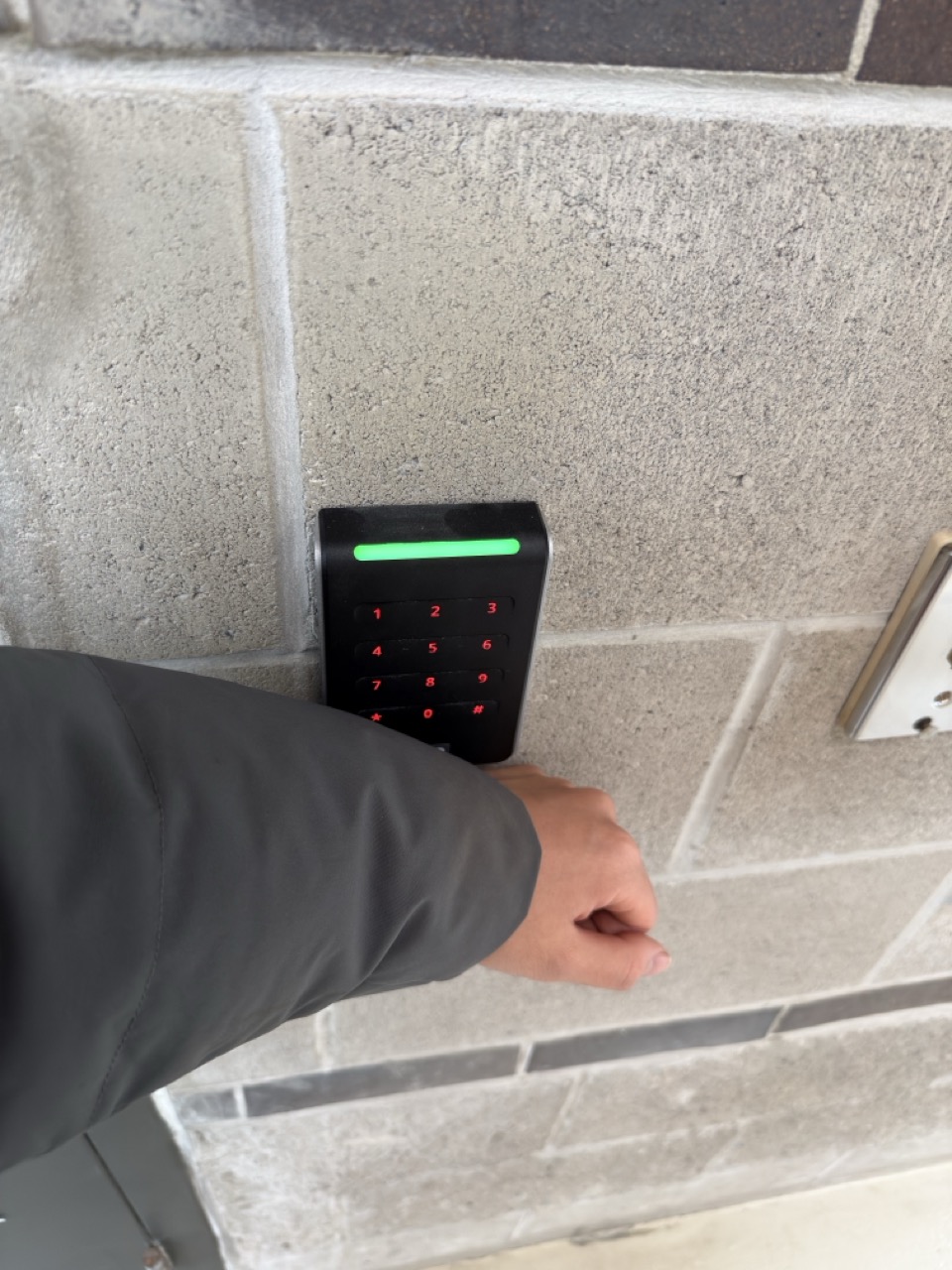 door security define by led that can be open or not.