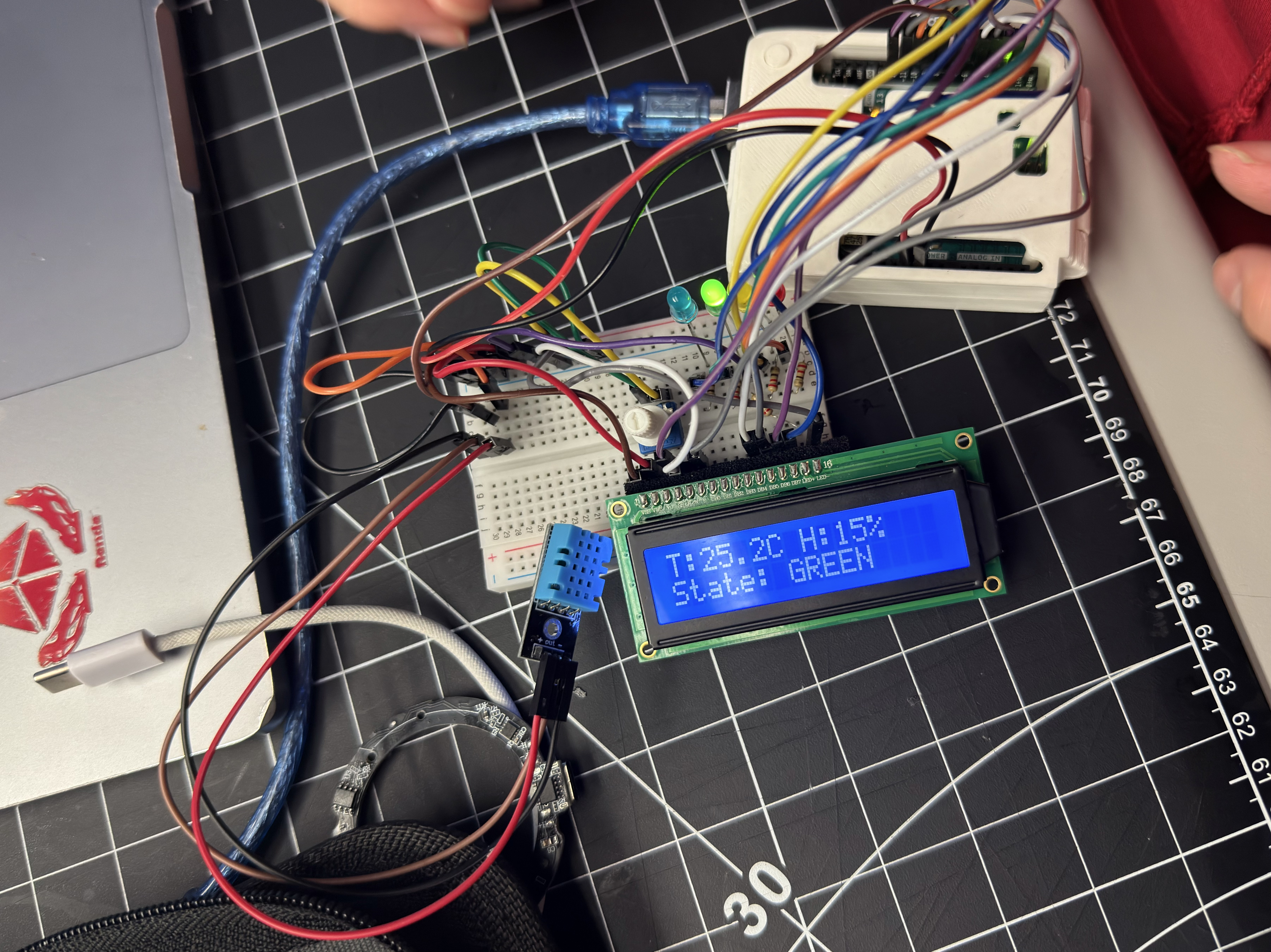 Comfort Lamp v1 — Arduino, DHT, LCD showing GREEN tier